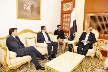 نائب الرئيس لدى استقباله نائب المستشار البريطاني للأمن القومي أمس